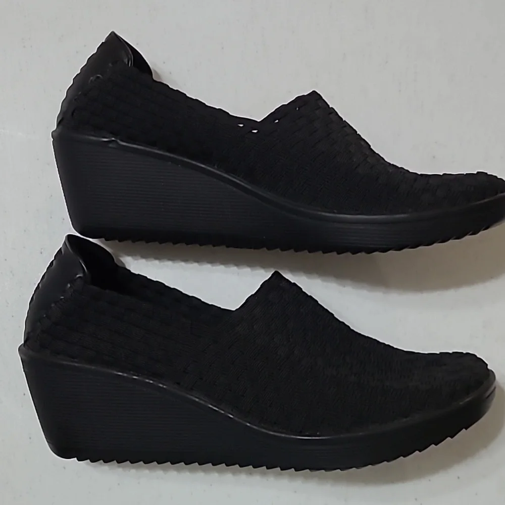 Baretraps Ulricka black basketweave wedges size 8.5